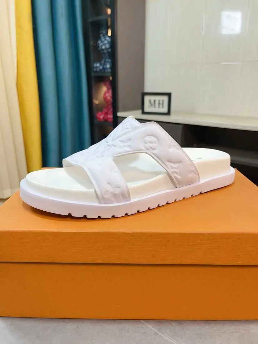 Men's shoes 💰360🌹🌹 (lv-Louis Vuitton) new men's sandals, high-end boutique, exquisite embossed logo decoration on the upper, fine workmanship, super soft soles, casual, loose and comfortable, a must-have in summer! \nsize：38-44
